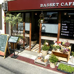 民家の間のおしゃれなカフェ空間