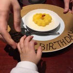 Koshitsu Chuuka Iwaen - バースデー用のマンゴープリンを撮ろうとしたら、膝上の娘がえらい食いつきで奪い取ろうとしていました(笑)