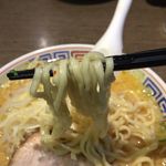 丸 中華そば - コシコシ中太平打縮れ麺