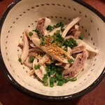 もつ料理津上 - あっさりした味と触感の酢モツ。