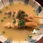 もつ料理津上 - モツ串、タレがよく染みててうまい。