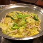 もつ料理津上 - 醤油ベースで優しい味のモツ鍋。