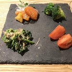 炭焼き 頂 - ブロッコリーのガーリック炒め
菜の花のおひたし
スモークサーモンのマリネ
冷製トマト