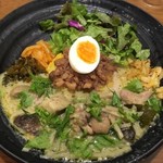 SPICY CURRY 魯珈 - ろかプレート(ゲーンキョウワン)