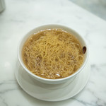 何洪記 - 海老入りワンタンを食べたくて　小サイズ40HKD　エビワンタンが中に４つ隠れています