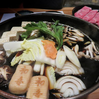 西新初喜 姪浜駅南店 - 『すきやき』ではなく『すき鍋』です。 最初にお肉を焼き付けるスタイルではなく、野菜が煮えた割り下の中でしゃぶしゃぶする感じです。