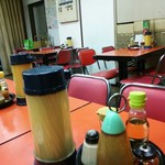 早稲田軒 - 店内テープル席