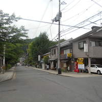 草喰 なかひがし - 店の前の銀閣寺へ続く道