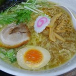 ラーメンガキ大将 - ラーメンはほぼニンニクの味しかしないコテコテ油のスープ。うっすら醤油味