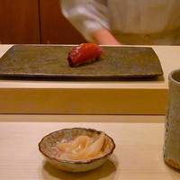 鮨まつもと - 藁で炙った鰹は辛子で。