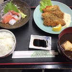 すし・ごはん 馬ん場 - 平日限定の日替り定食（800円税込）の今日のメインは大きめのカレイのフライ3枚。