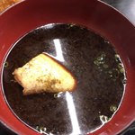 すしごはん 馬ん場 - 丼の赤出汁には、大きなブリのアラが入っています。