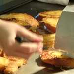 ラ・ティーダ - フレンチトーストを焼いています。