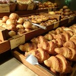 ラ・ティーダ - ブレッドステーション 焼きたてのパンがズラリ