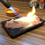 Yakiniku Bonzu - 目の前でスタッフの方が炙ってくれます♪