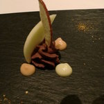 オルタシア - ブータンノワールとリンゴのソース