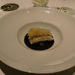 オルタシア - 甘鯛の皿。下はいかすみのソース