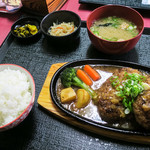 「ダブルハンバーグ定食」（1,350円）。贅沢！ハンバーグ2個！