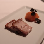 モトイ - 広東の技法で焼き上げた豚バラ肉