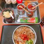 麺処 綿谷 - 薬味コーナーで唐辛子とおろし生姜を入れます。（2018.2 byジプシーくん）