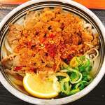 麺処 綿谷 - 肉ぶっかけ（小）のひやです。たくさん唐辛子をかけました。（2018.2 byジプシーくん）