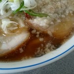 Chuuka Menkichi - 背脂スープに玉ねぎではなく、長ネギが乗っています。
