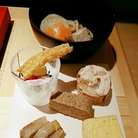 神楽坂 久露葉亭 - 彩り前菜(しめさば、カリフラワーのムース、煮物=干し大根と人参と厚揚げ、松風、厚焼き玉子)、いなり寿司(海老の上にゆず胡椒風味のソースがかかってましまた)