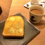 俺のBakery&Cafe 松屋銀座 裏 - チーズトースト580円、ブレンドコーヒー580円