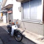 末広食堂 - 出前用のカブと店舗