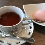 YAKIYAKIさんの家 OMOTESANDO - ホットの紅茶。自家製アイス