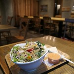 SALADSTOP! - 11:30はガラガラです。
ドレッシングは別添えでもらいました。