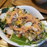 SALADSTOP! - ドレッシングはお店にお任せだと最初に全部混ぜ混ぜされますが、わたしはそれが苦手なので別添えで頂き、自分でかけながら調整して食べ進めます。