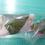 和菓子処 大角玉屋 - 桜餅(左)と道明寺(右)