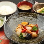 揚げ鶏と野菜の熟成黒酢あんかけ御膳