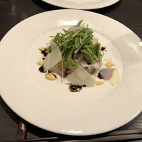 海鮮フランス料理 和楽 - オードブル〜生ハムと海老、じゃがいものサラダ カレークリームとバルサミコ酢ソース…薄切りのチーズがアクセントになっていておいしかったです。