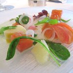 前菜②　桜鱒のコンフィ　サラダ仕立て　筍とフルーツトマトのマリネ添え　木の芽のアクセント