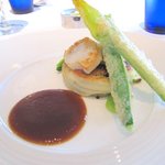 前菜③　淡路産穴子を巻いた春野菜とワイルドライスの焼きリゾット　ローストオニオンのソースで 