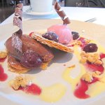 レストラン オルフェ - アメリカンチェリーのコンポートとショコラのミルフィーユ仕立て　フランボワーズのアイスを添えて
