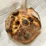 パンやきどころ RIKI - 天然酵母 マカダミアンナッツとホワイトチョコ ¥250+税