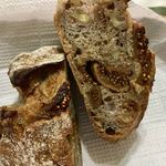 パンやきどころ RIKI - ラム酒に漬け込んだオーガニックの白イチジクとクルミ