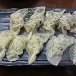 立花餃子酒場満太郎 - 上：肉餃子蒸し350円、下：野菜餃子蒸し280円