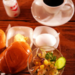 さぼうる - 温かくて美味しいロールパンは2個。