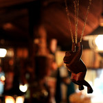 さぼうる - ぶら下がった木彫りの猿。