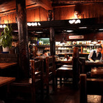 さぼうる - 薄暗い店内で落ち着いた雰囲気。