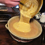 比良山荘 - ご飯の鍋に自然薯を投入(2017.12月上旬)