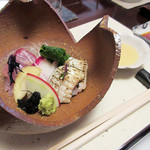 比良山荘 - 3.造り:鯉の洗い/うなぎの焼き霜(酢味噌と醤油で)