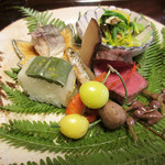 比良山荘 - 2.八寸:琵琶湖産たてぼし貝のお浸し/鮎の熟れ鮓/青乾ぜんまいの寿司/みず(山菜)/鹿のロースト/もろこ/むかごとぎんなん/ぜんまい/川えび/松茸