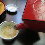 神田まつや - 蕎麦湯を注ぐ