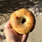 パン家アストレア - 【2018年2月17日】サーモン・くるみ・クリームチーズのベーグル(150円)