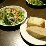 トラットリア クアルト - ランチのサラダとパン